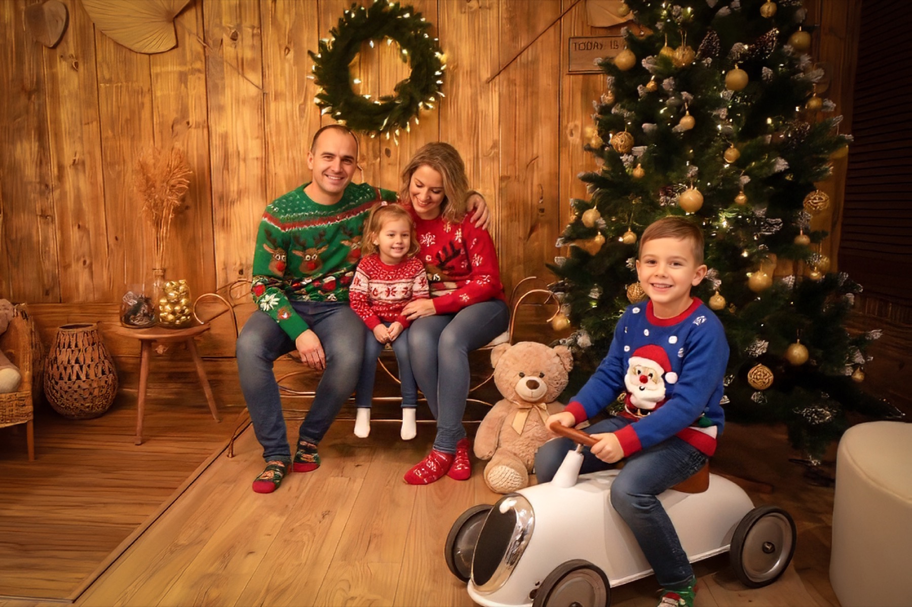 Séance de Noël en famille au studio, près du sapin