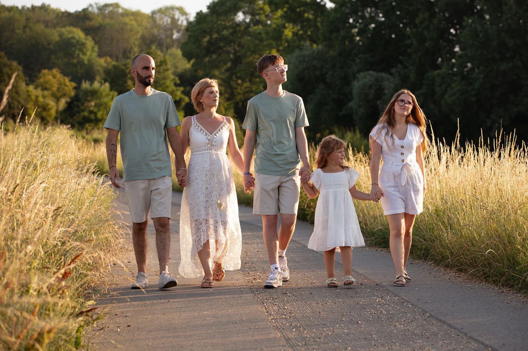 Une famille réunie sur un chemin en pleine nature