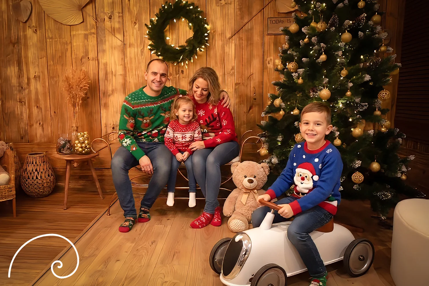 Famille photographiée dans le décor de Noël
