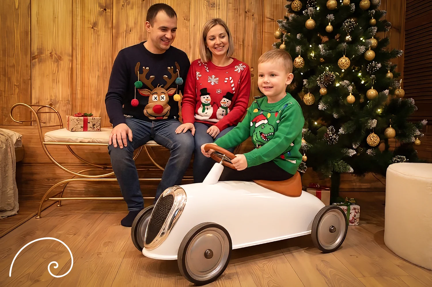Famille dans le décor de Noël 2026 du studio de Rémi Kwieciak