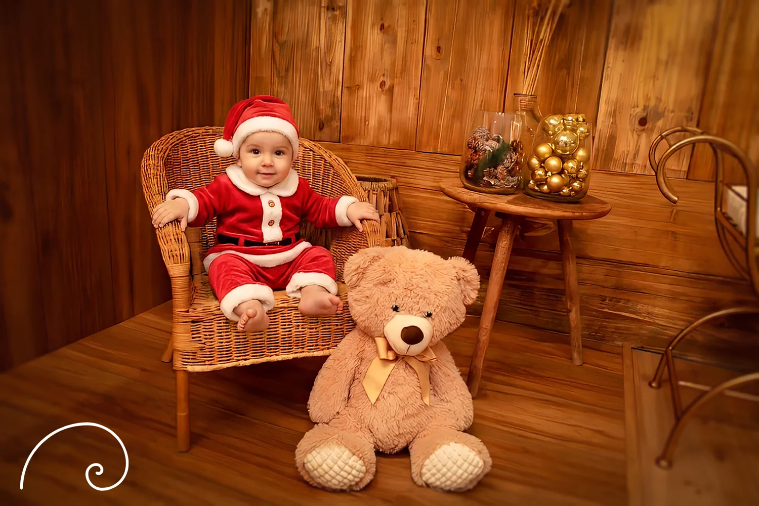 Un bébé dans le décor de Noël du studio