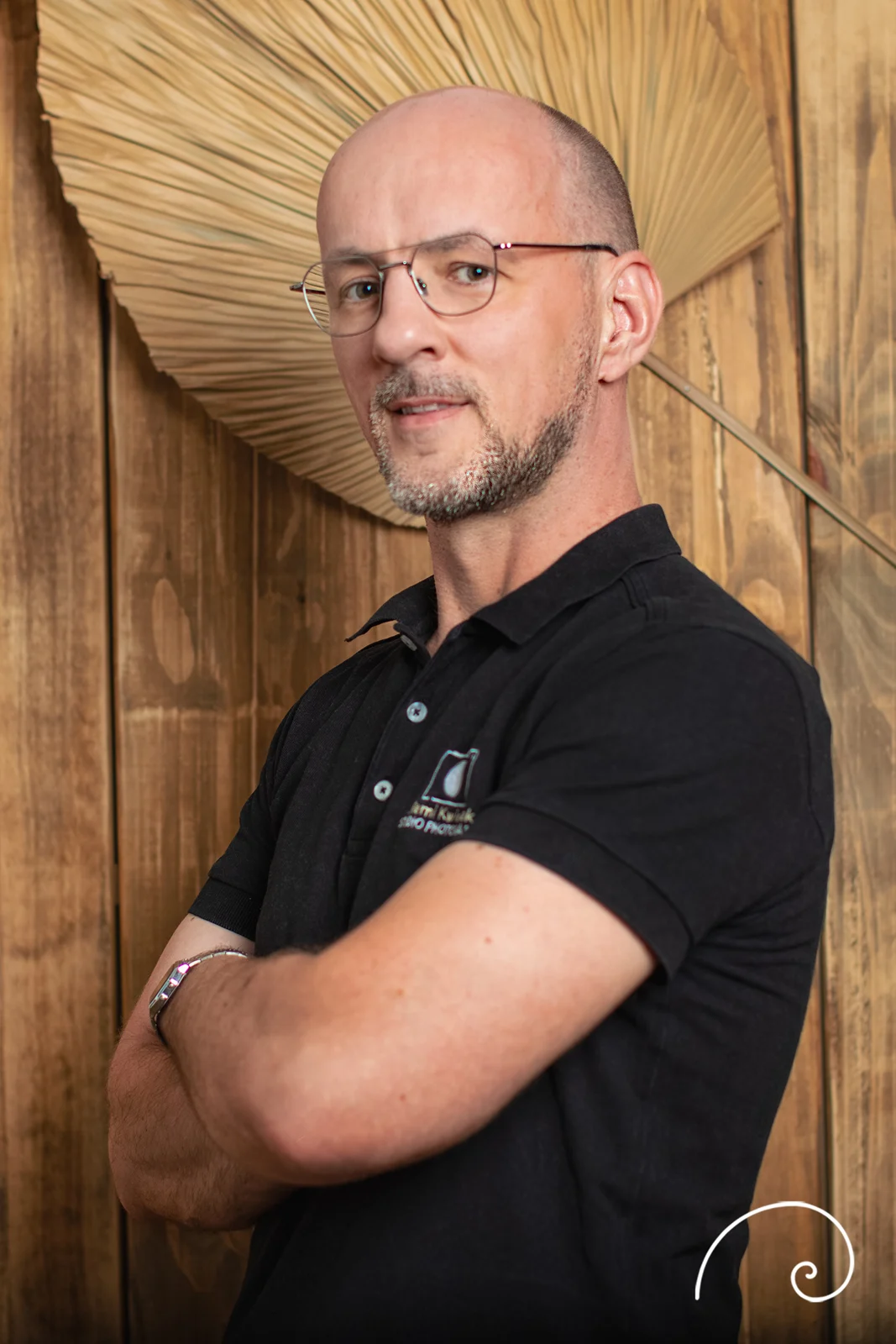 Rémi Kwieciak dans son studio photo à Harnes